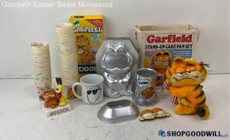 Garfield Collectors Set Lot Dixie Cups Plush Bear Stand Up Cake Pan Set Vintage