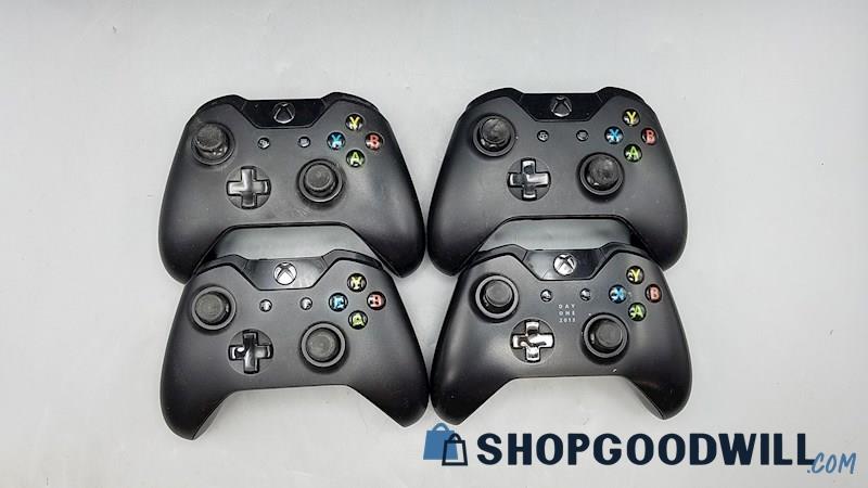  Lot of 4 Black Xbox One Controllers - Powers On