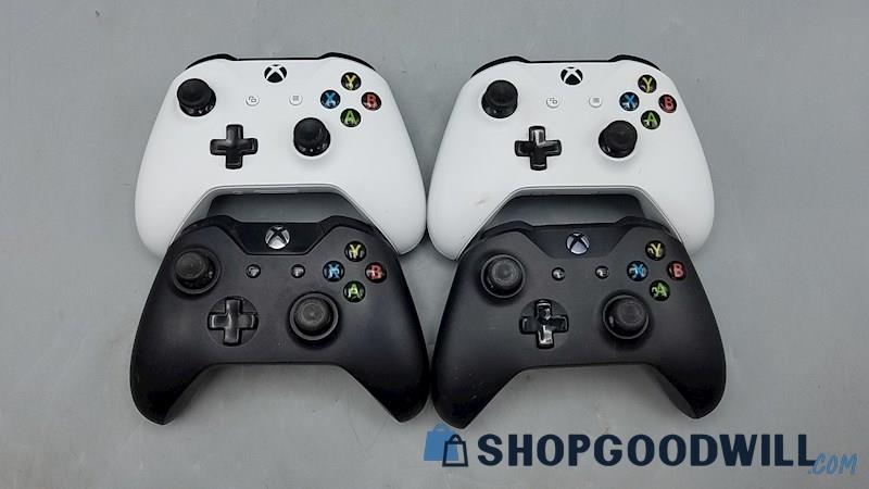  Xbox One Black/White Wireless Controllers Lot - Powers On