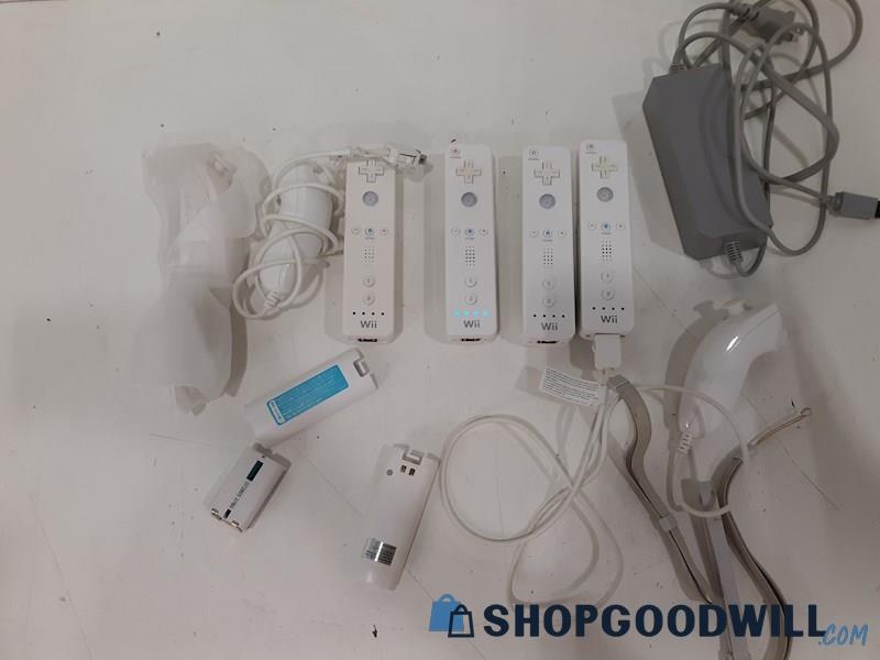 4 Wii Controllers & 3 Joysticks W/Power Cable Powers On