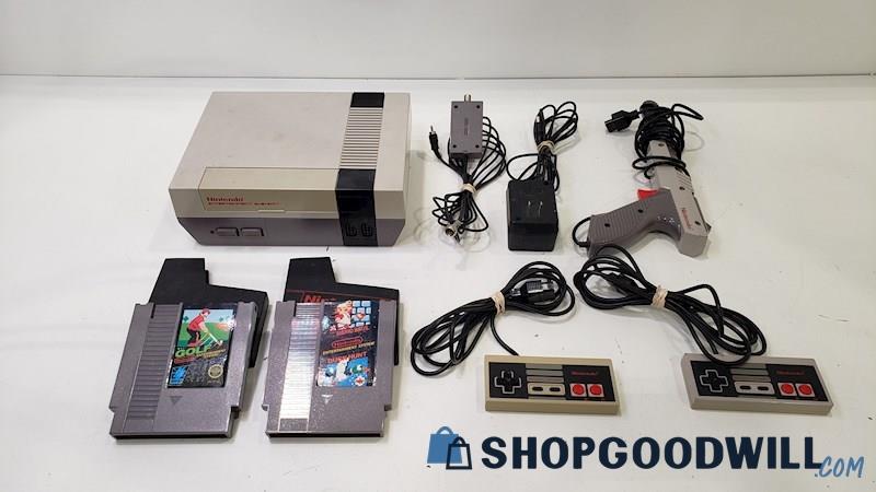 Nintendo NES Console w/Game, Cords, & Controllers 