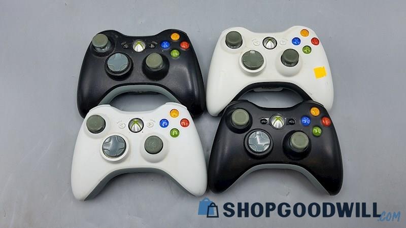 CC) Lot of 4 Xbox 360 Controllers : Black & White - Powers On