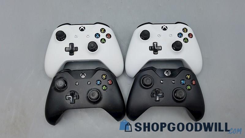  D) Lot of 4 Xbox One Controllers : Black & White