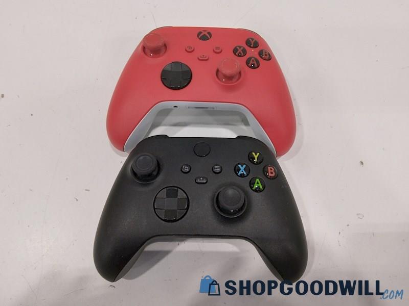 2ct XBOX ONE Series S/X Wireless Controllers-powers on