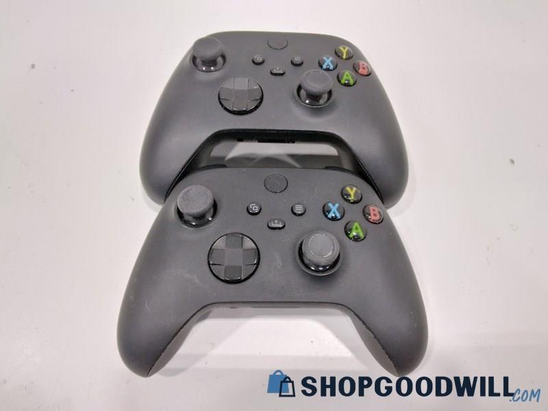 2ct Black XBOX ONE Series S/X Wireless Controllers-powers on