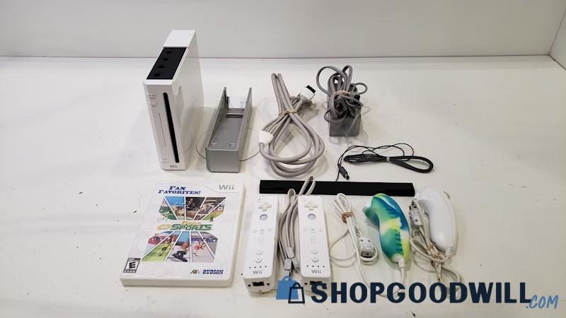 Nintendo Wii Console w/Game, Cords, + Controller 