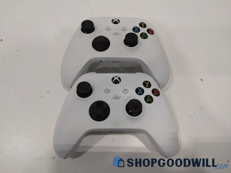 2ct white xbox one series s/x wireless controllers-powers on