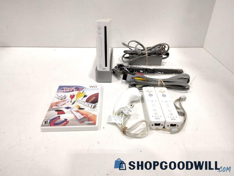 Nintendo Wii Console W/Game, Cords and Controller-tested