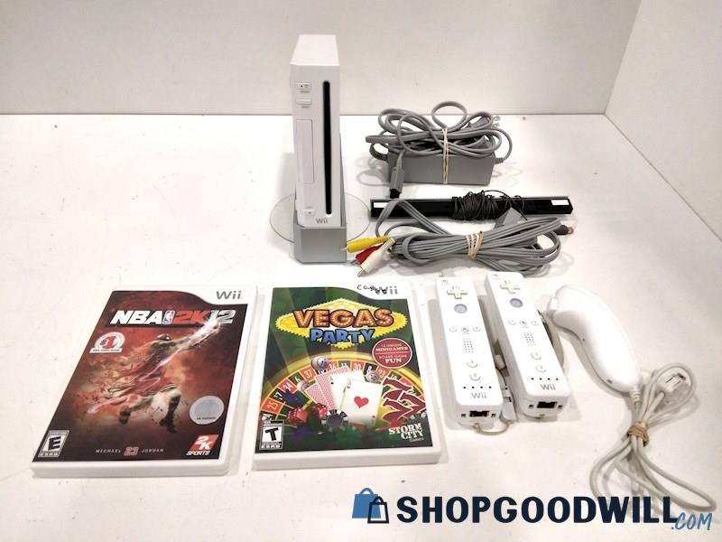 Nintendo Wii Console W/Game, Cords and Controller