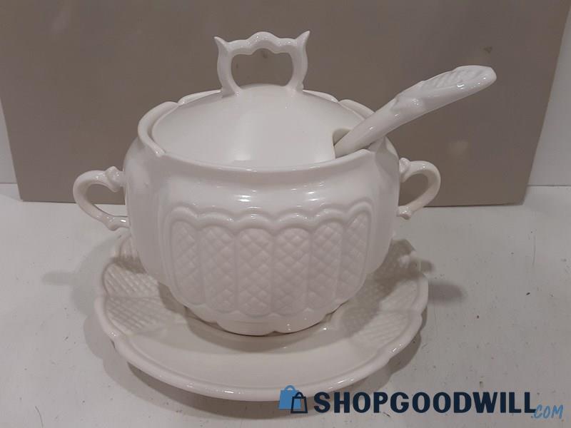USA White Soup Tureen with Spoon and plate 