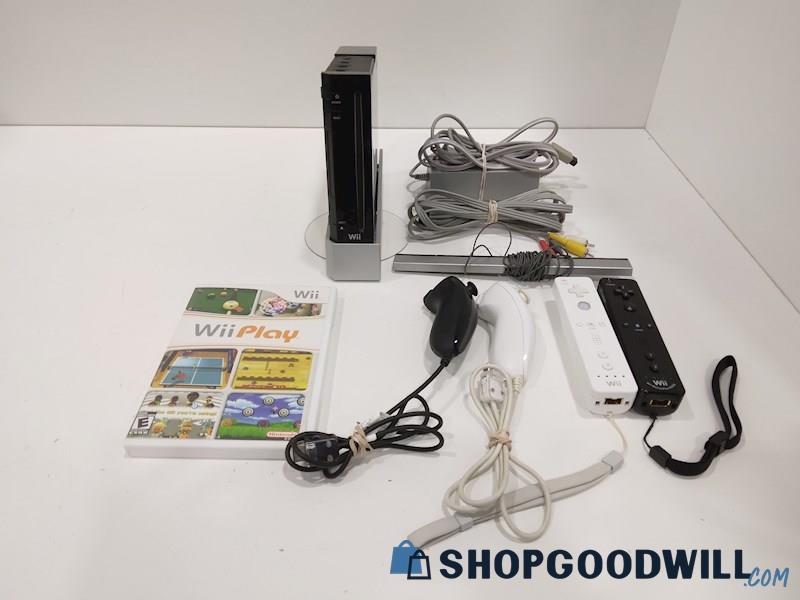 Nintendo Wii Black RVL-001 Console W/Game, Cords and Controller-tested