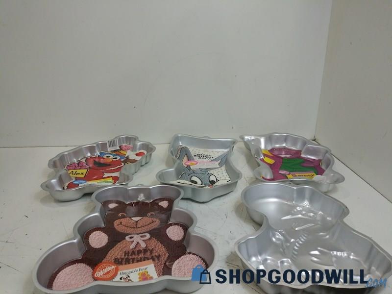 Wilton Enterprises Metal Tin Cake Pan Mold Baking Cookware Elmo  Bears Decor