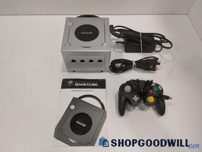 Nintendo GameCube DOL-101 Console W/Cords-Powers on (SEE DESC)