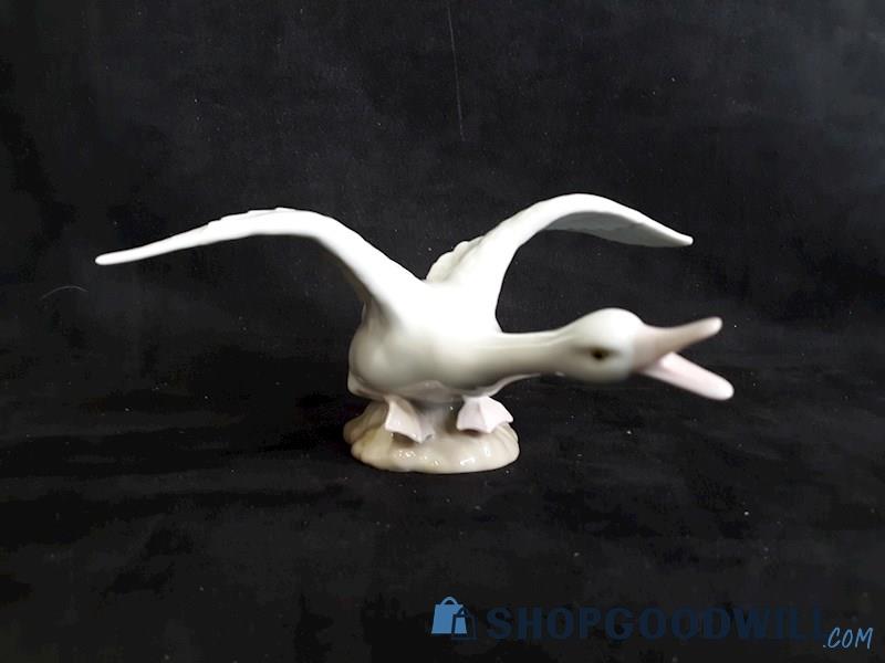 Lladro Flying Duck / Swan Taking Flight, No. 1264 Collectible Figurine 