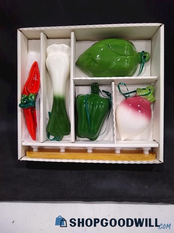 Avon Vintage Vegetable Measuring Cup & Spoon Set 
