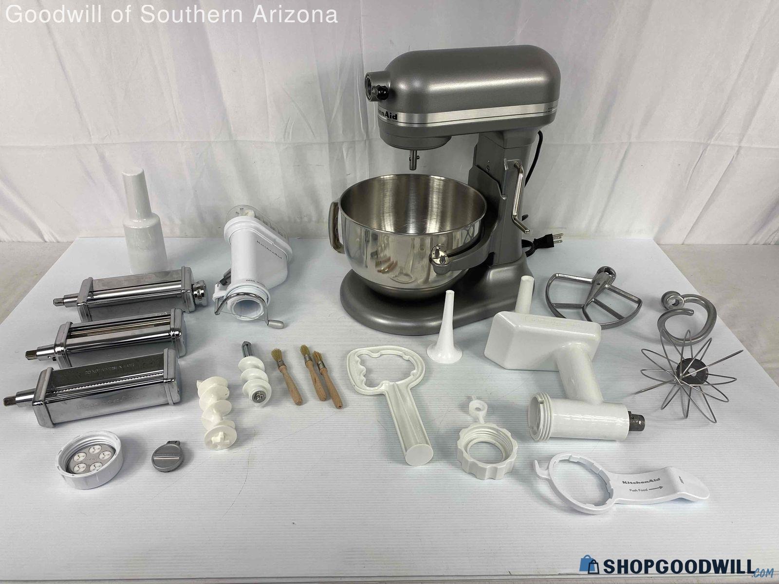 KitchenAid 17 Mixer W Accessories Shopgoodwill Com   2ef969b8 B4c0 48c4 805c 1d0d4ea7e907hite 03101 