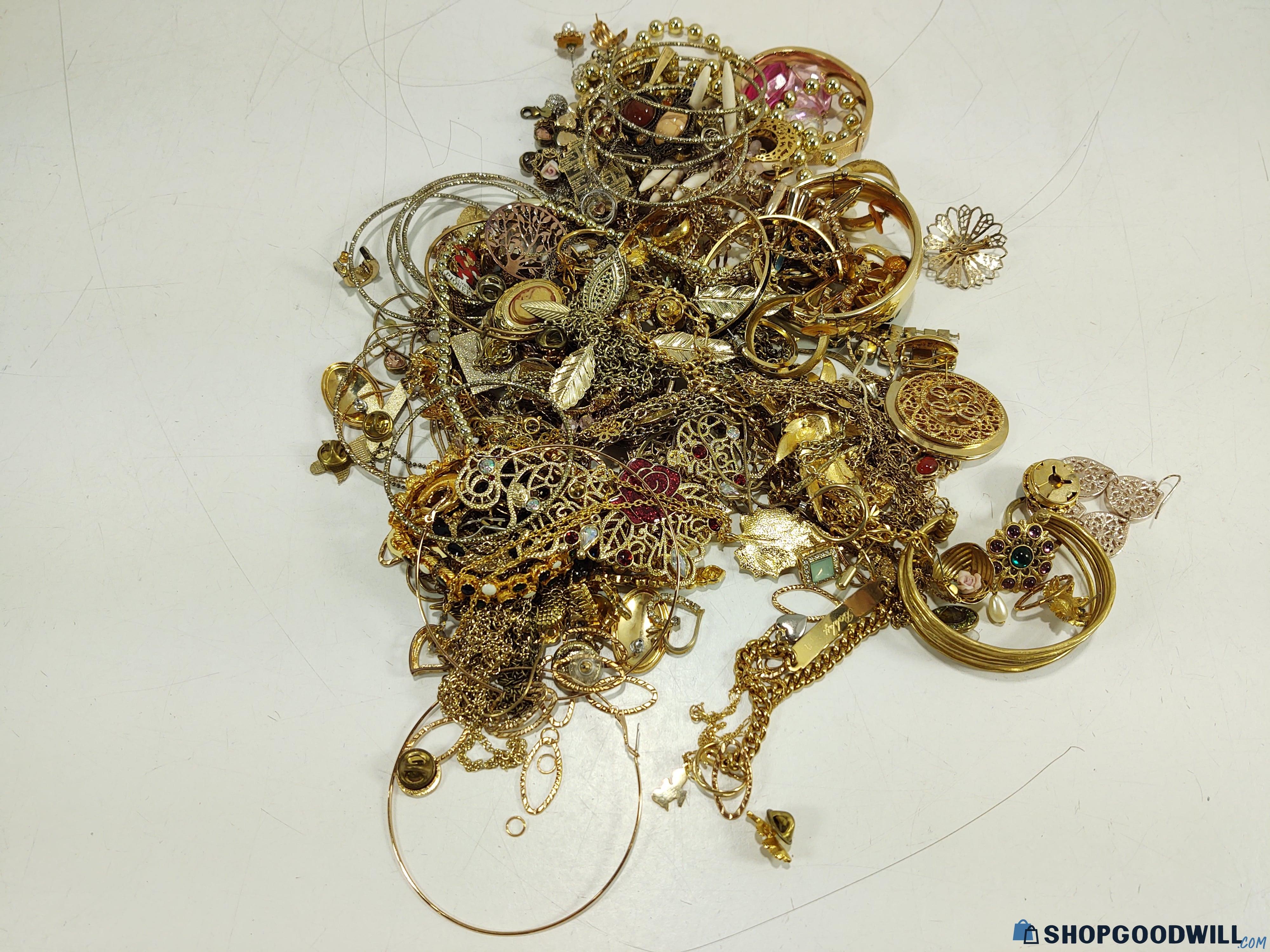 2.50lb Lot of Gold Toned Jewelry (Not Tested) - shopgoodwill.com