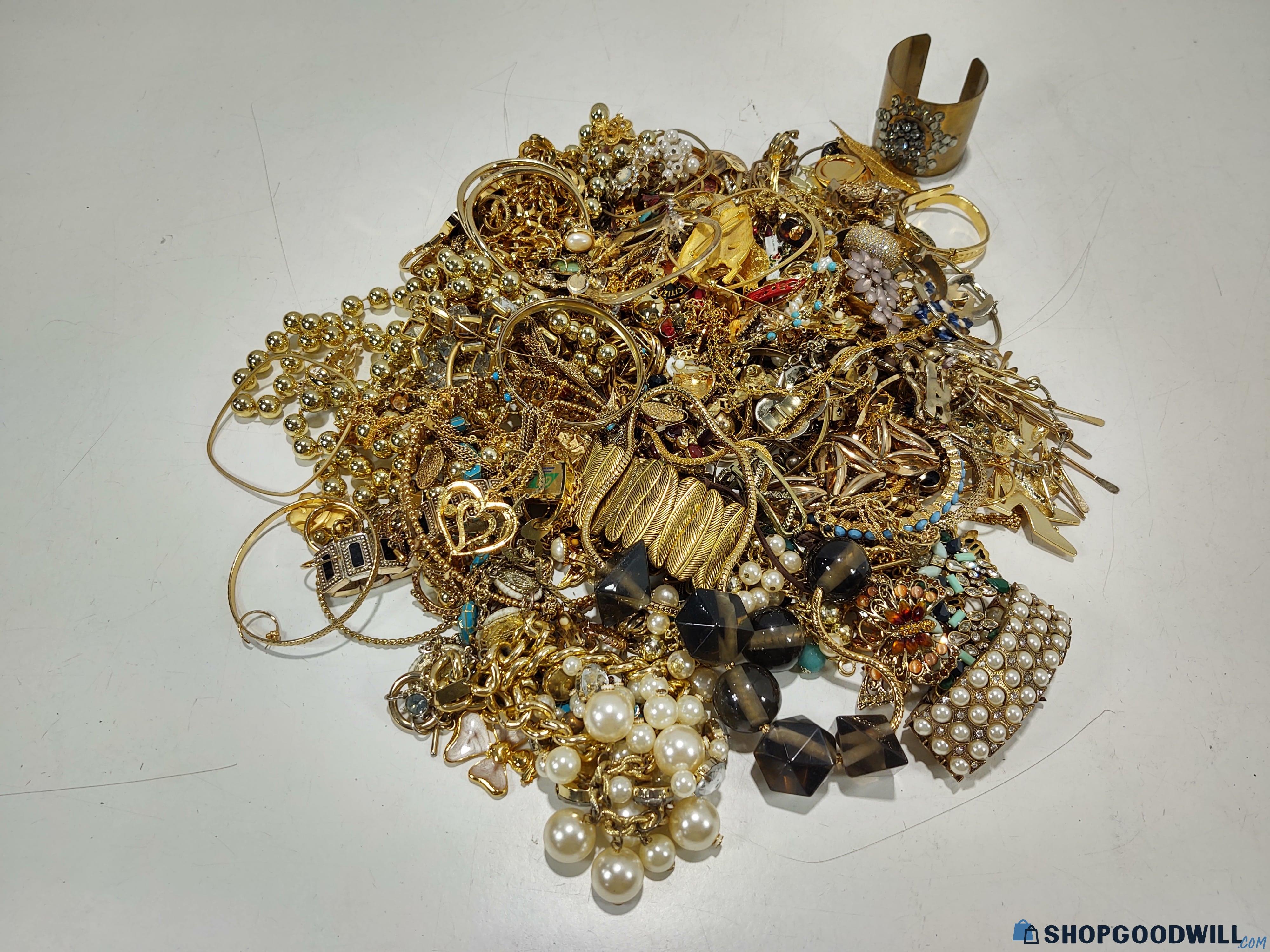 8.70lb Lot of Gold Toned Jewelry (Not Tested) - shopgoodwill.com