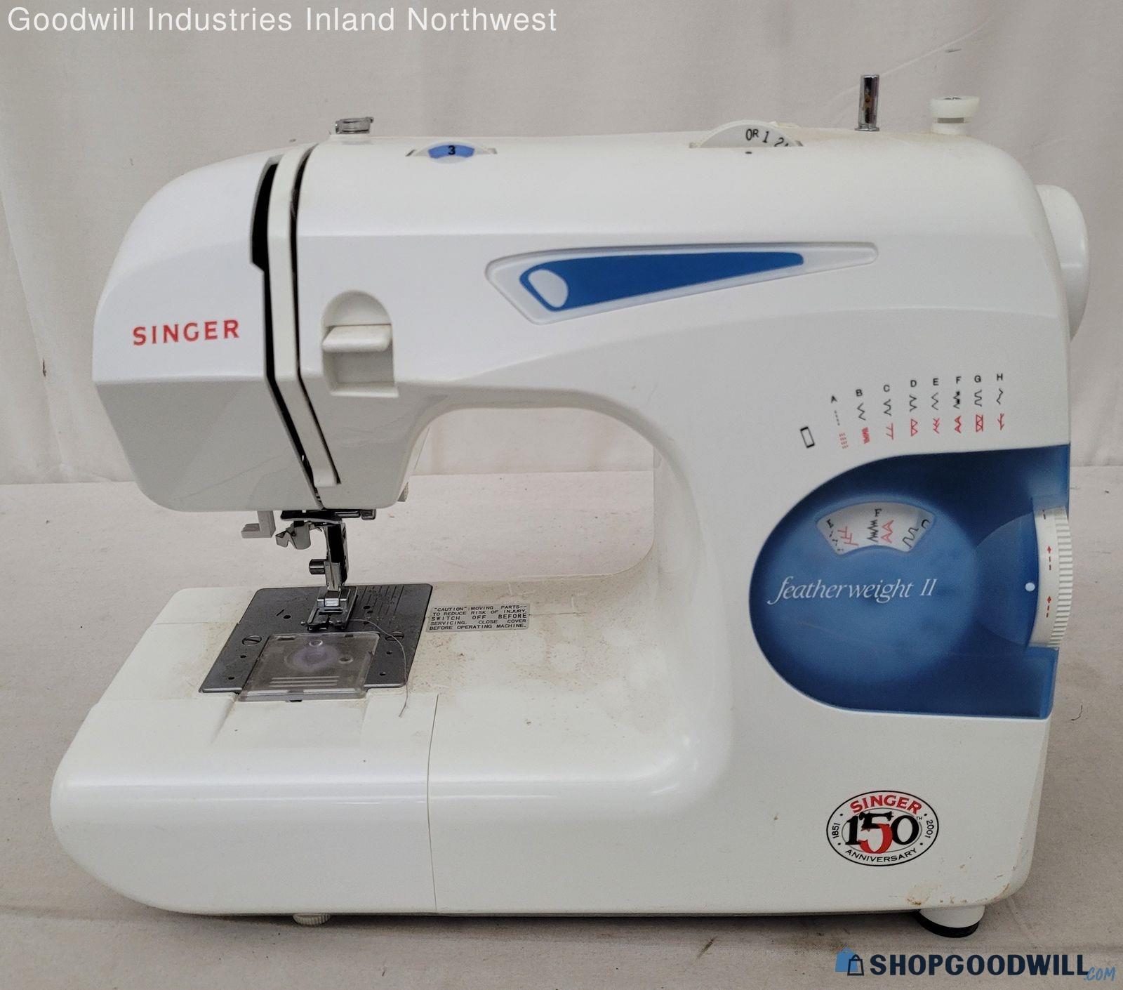 Singer Featherweight Ii Model 117 Sewing Machine 