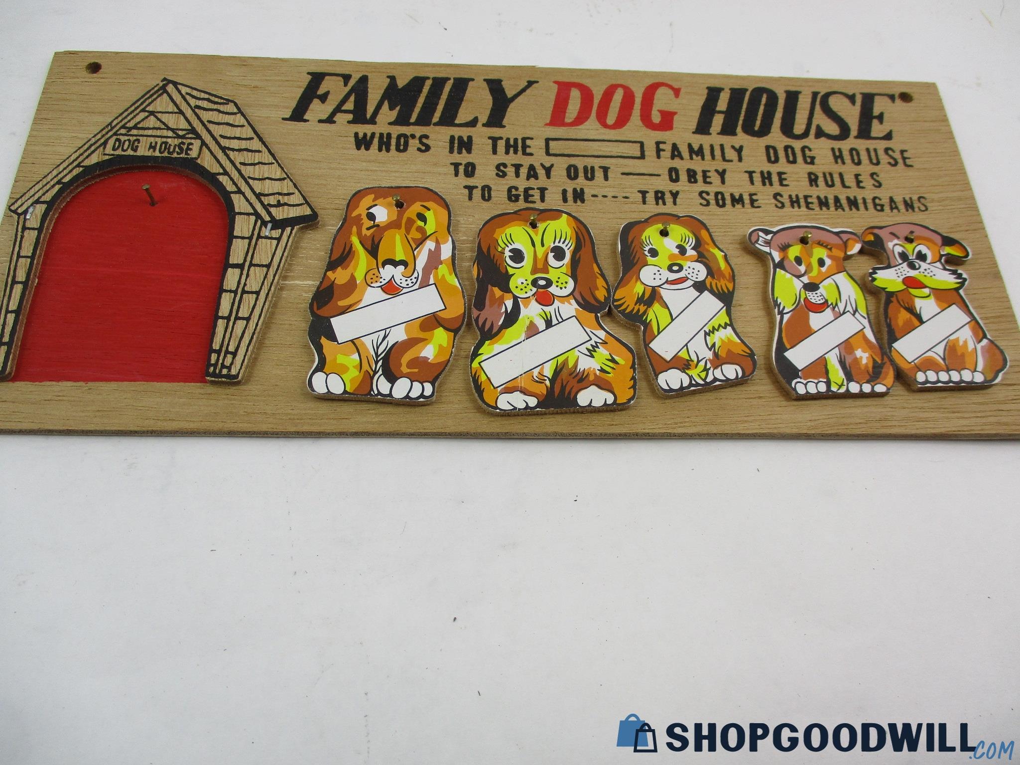 Family Dog House Woood Wall Plaque Ini Red Box Shopgoodwill Com   0f96875d Dae1 4151 8200 3958bf611b6dcall 12061 