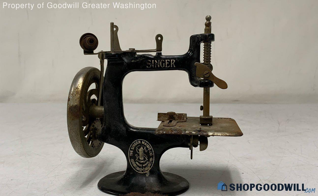 Vintage Singer Hand Crank Mini Sewing Machine Shopgoodwill Com