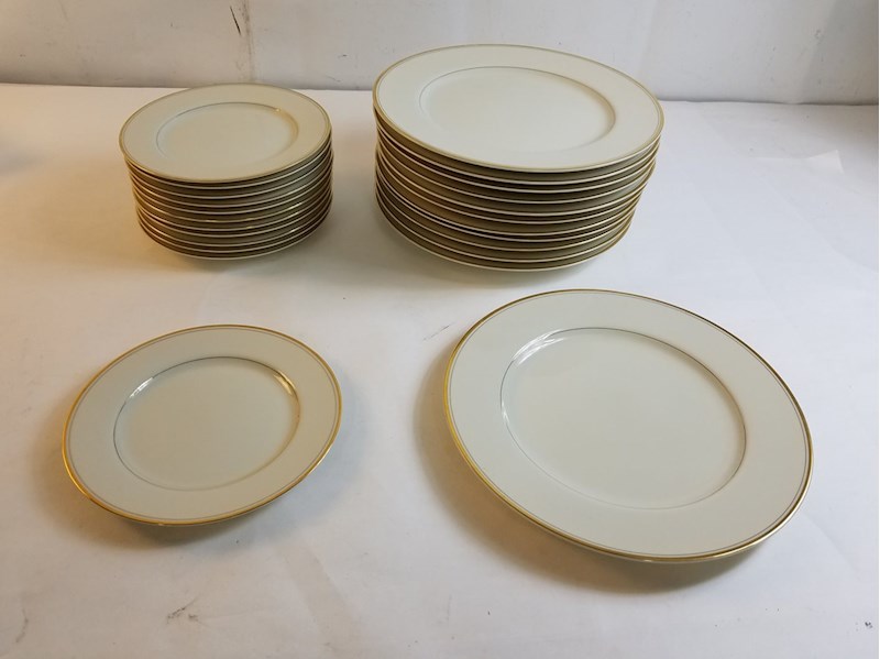 Lot of 24 Mikasa Trousdale Plates - shopgoodwill.com